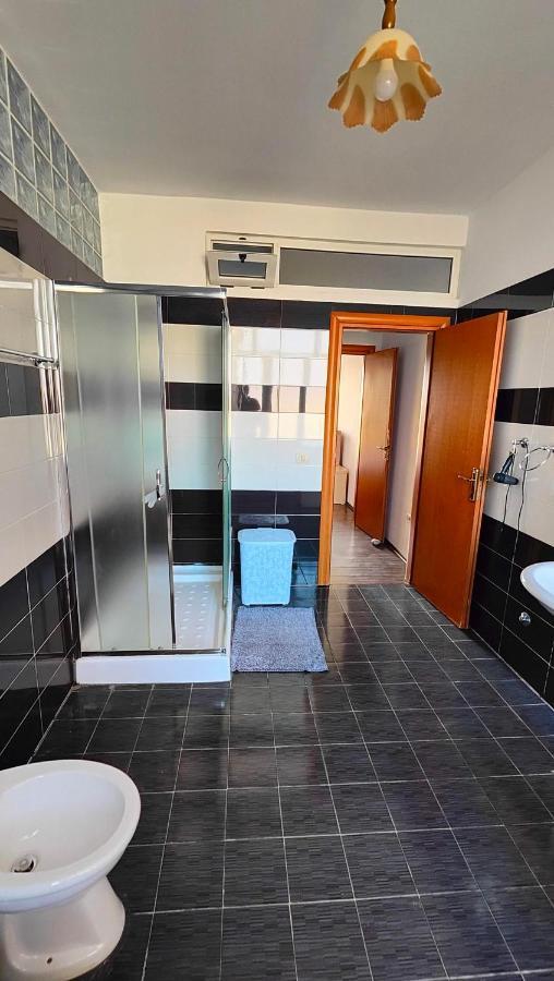 Appartamento Familiare Di Toni Shkodër Esterno foto